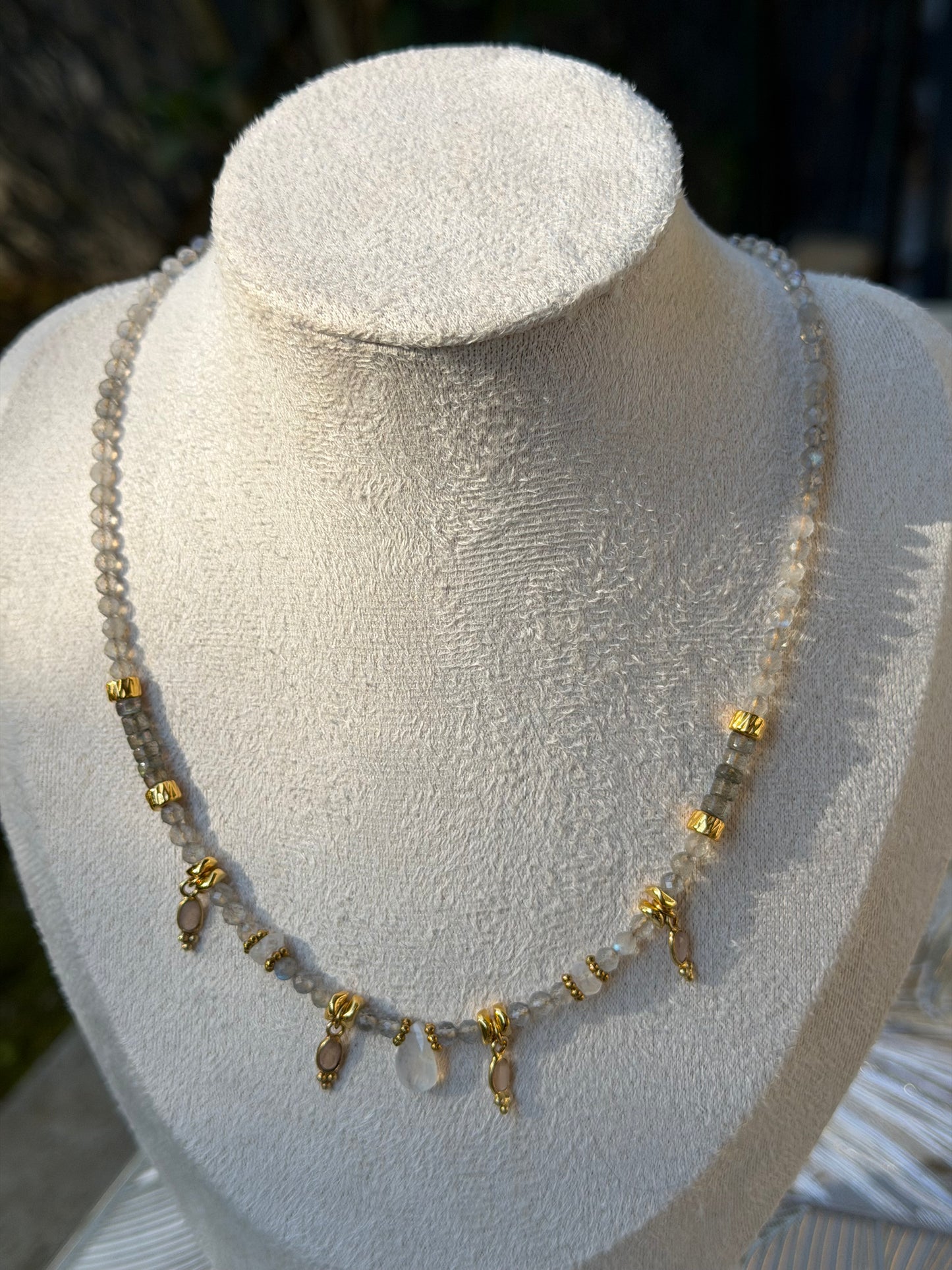 COLLIER MOON